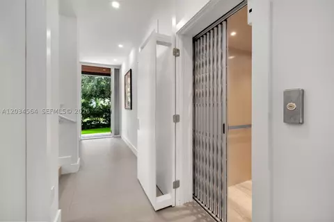 Entry Way - 425 Harbor Dr, Key Biscayne, FL 33149 photo 2 of 3