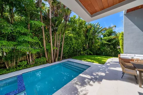 Exterior - 425 Harbor Dr, Key Biscayne, FL 33149 photo 2 of 3