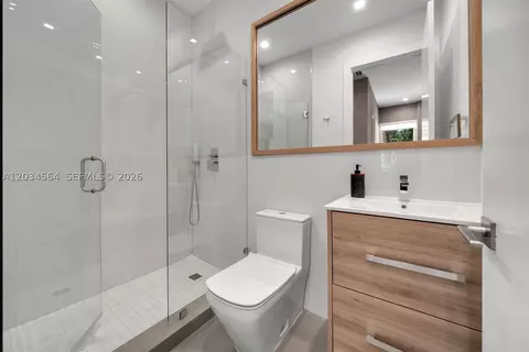 Bath - 425 Harbor Dr, Key Biscayne, FL 33149 photo 1 of 6