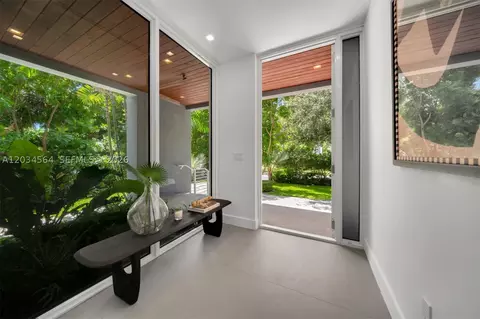 Entry Way - 425 Harbor Dr, Key Biscayne, FL 33149 photo 1 of 3