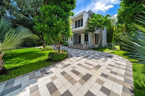 Exterior - 425 Harbor Dr, Key Biscayne, FL 33149 photo 3 of 3