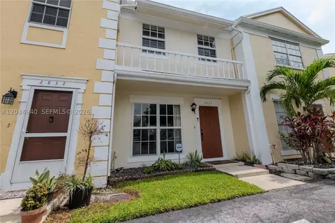 2836 S Edgehill Ln, Hollywood, FL 33026