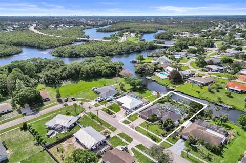 462 NE Cornwall, Port Saint Lucie, FL 34983