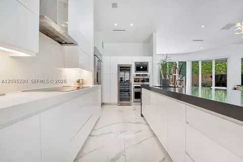 Kitchen - 6460 SW 133rd Dr, Pinecrest, FL 33156 photo 3 of 8