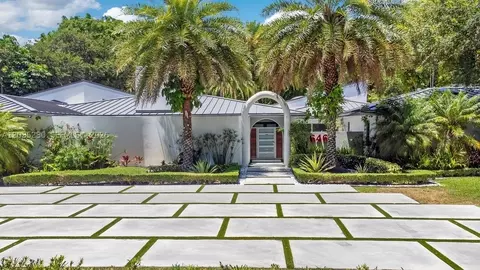 Exterior - 6460 SW 133rd Dr, Pinecrest, FL 33156 photo 11 of 13