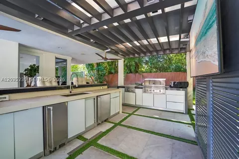Kitchen - 6460 SW 133rd Dr, Pinecrest, FL 33156 photo 8 of 8