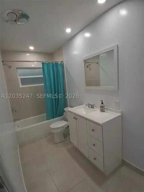 Bath - 1250 E Sample Rd #303, Pompano Beach, FL 33064 photo 1 of 1