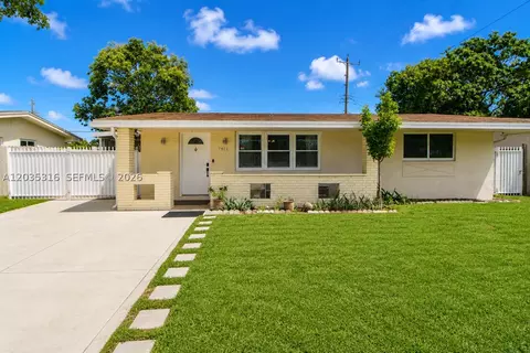 7611 NW 15th Ct, Pembroke Pines, FL 33024