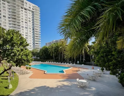 2801 NE 183rd St #202W, Aventura, FL 33160