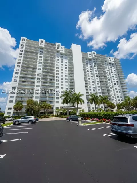 2801 NE 183rd St #202W, Aventura, FL 33160