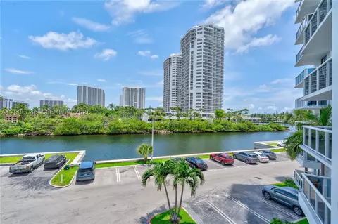 20505 E Country Club Dr #331, Aventura, FL 33180