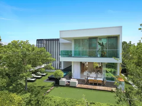 810 W 47 Ct, Miami Beach, FL 33140