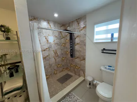 Bath - 224 E 42nd St, Hialeah, FL 33013 photo 6 of 12