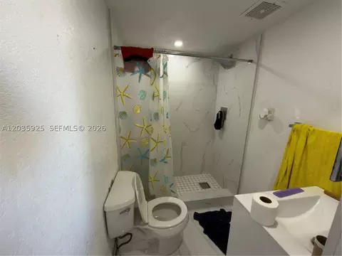 Bath - 224 E 42nd St, Hialeah, FL 33013 photo 12 of 12