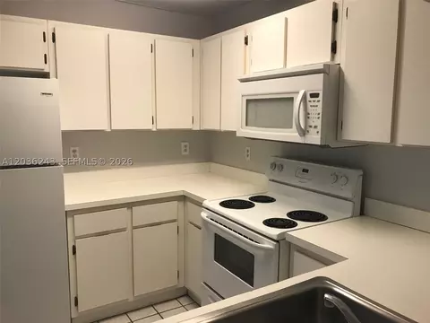 9810 Hammocks Blvd #202, Miami, FL 33196