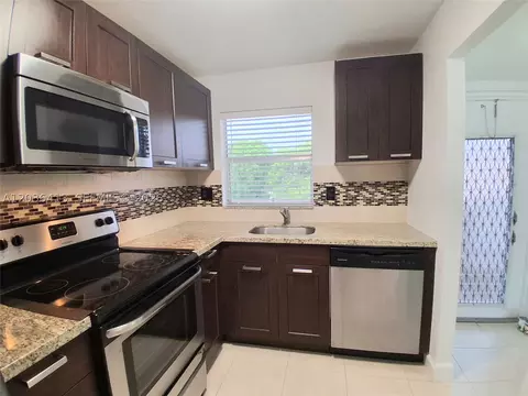 9460 Sunrise Lakes Blvd #309, Sunrise, FL 33322