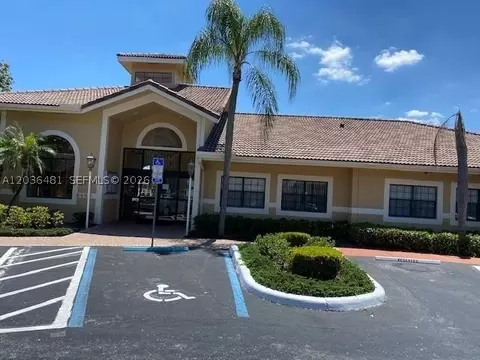 300 W Palm Cir W #208, Pembroke Pines, FL 33025