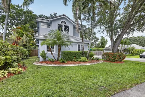 8815 Woodside Ct, Davie, FL 33328
