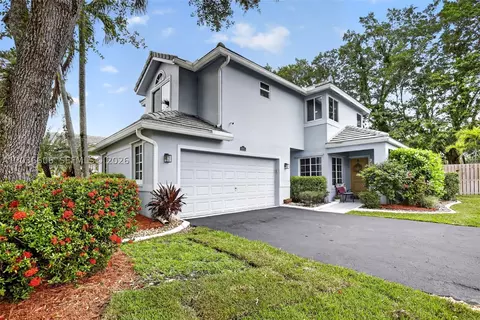 8815 Woodside Ct, Davie, FL 33328