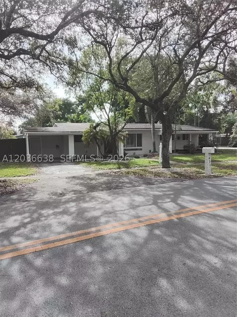 911 W Country Club Cir, Plantation, FL 33317