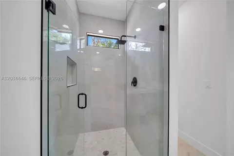 Bath - 5035 Spinnaker Rd, Labelle, FL 33935 photo 3 of 4