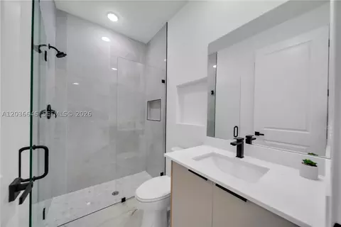 Bath - 5035 Spinnaker Rd, Labelle, FL 33935 photo 4 of 4