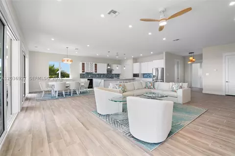 Living - 30995 Watson Blvd, Big Pine Key, FL 33043 photo 5 of 8