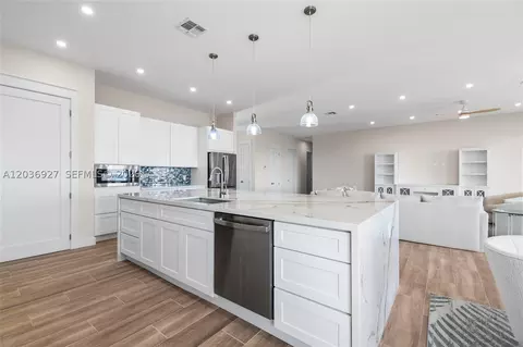 Kitchen - 30995 Watson Blvd, Big Pine Key, FL 33043 photo 4 of 7