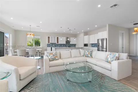 Living - 30995 Watson Blvd, Big Pine Key, FL 33043 photo 3 of 8