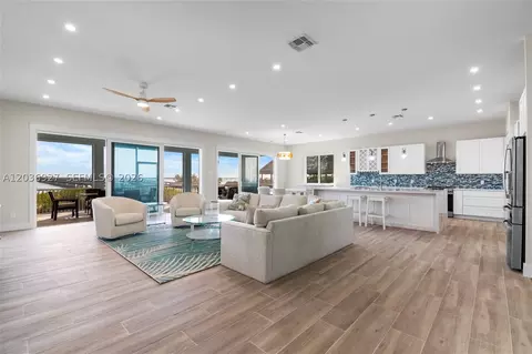 Living - 30995 Watson Blvd, Big Pine Key, FL 33043 photo 2 of 8