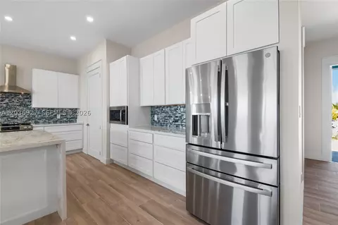 Kitchen - 30995 Watson Blvd, Big Pine Key, FL 33043 photo 7 of 7