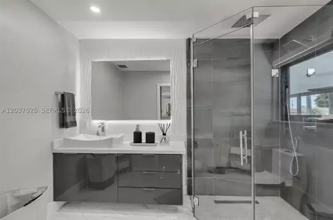 Bath - 11 W 59th St, Hialeah, FL 33012 photo 1 of 3