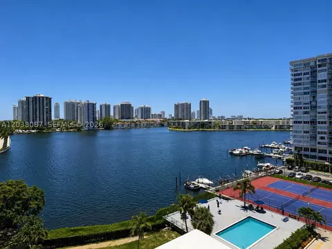 2780 NE 183rd St #810, Aventura, FL 33160
