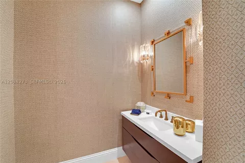Bath - 11111 SW 77th Ave, Pinecrest, FL 33156 photo 2 of 6