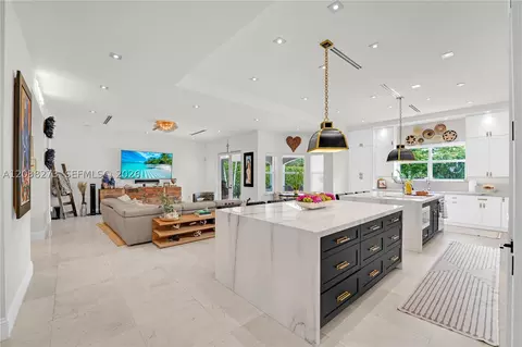 Kitchen - 11111 SW 77th Ave, Pinecrest, FL 33156 photo 2 of 7