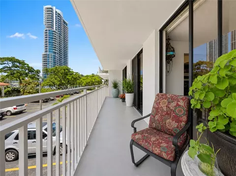 210 174th St #M18, Sunny Isles Beach, FL 33160