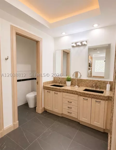Bath - 10395 SW 67th Ave, Pinecrest, FL 33156 photo 7 of 8