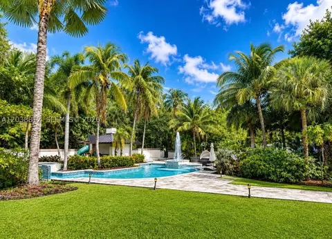 Exterior - 10395 SW 67th Ave, Pinecrest, FL 33156 photo 4 of 9
