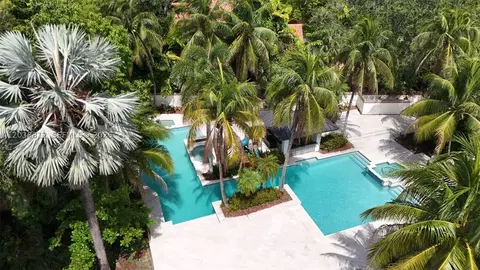 Exterior - 10395 SW 67th Ave, Pinecrest, FL 33156 photo 3 of 9