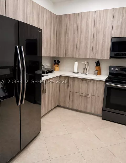 Kitchen - 10395 SW 67th Ave, Pinecrest, FL 33156 photo 1 of 3