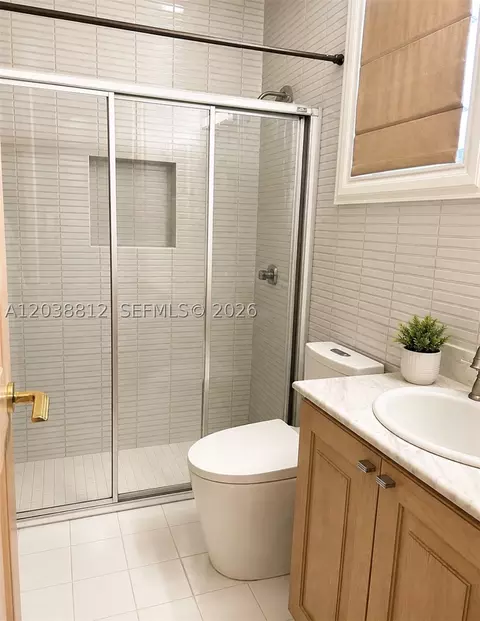 Bath - 10395 SW 67th Ave, Pinecrest, FL 33156 photo 2 of 8
