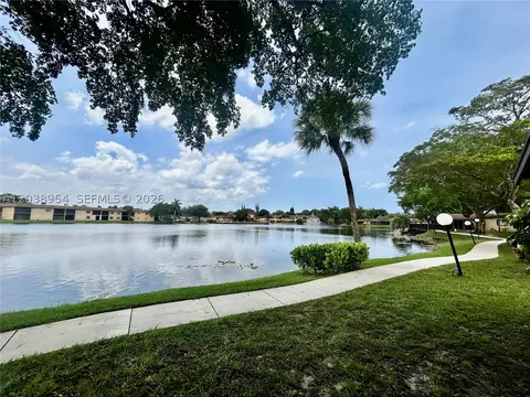 416 Briarwood Cir #2-24, Hollywood, FL 33024