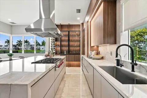 10261 NW 74th Ter, Doral, FL 33178