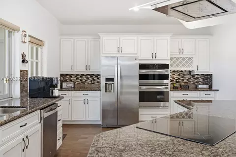 Kitchen - 19015 E Saint Andrews Dr, Hialeah, FL 33015 photo 5 of 6