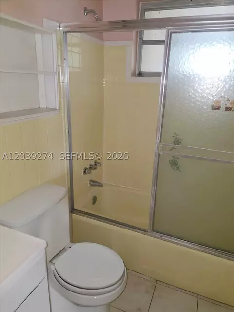 Bath - 405 SE 4th Ave, Hialeah, FL 33010 photo 2 of 3