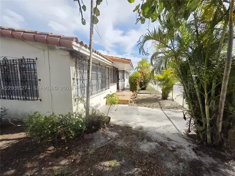 Exterior - 405 SE 4th Ave, Hialeah, FL 33010 photo 2 of 6
