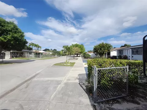 Exterior - 405 SE 4th Ave, Hialeah, FL 33010 photo 6 of 6