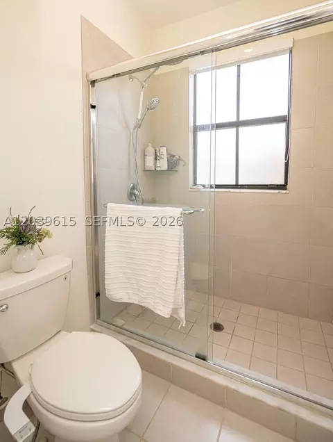 Bath - 11064 W 33rd Way, Hialeah, FL 33018 photo 10 of 11