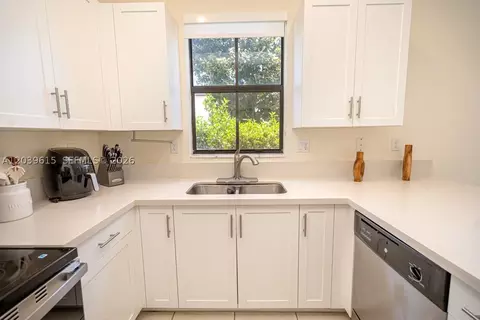 Kitchen - 11064 W 33rd Way, Hialeah, FL 33018 photo 6 of 7