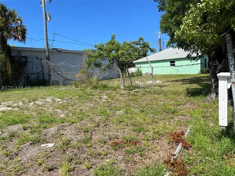535 Lilac Ct, West Palm Beach, FL 33407